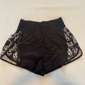 Black Women's Elastic-Waist Performance Shorts with Western Printed Side Panels